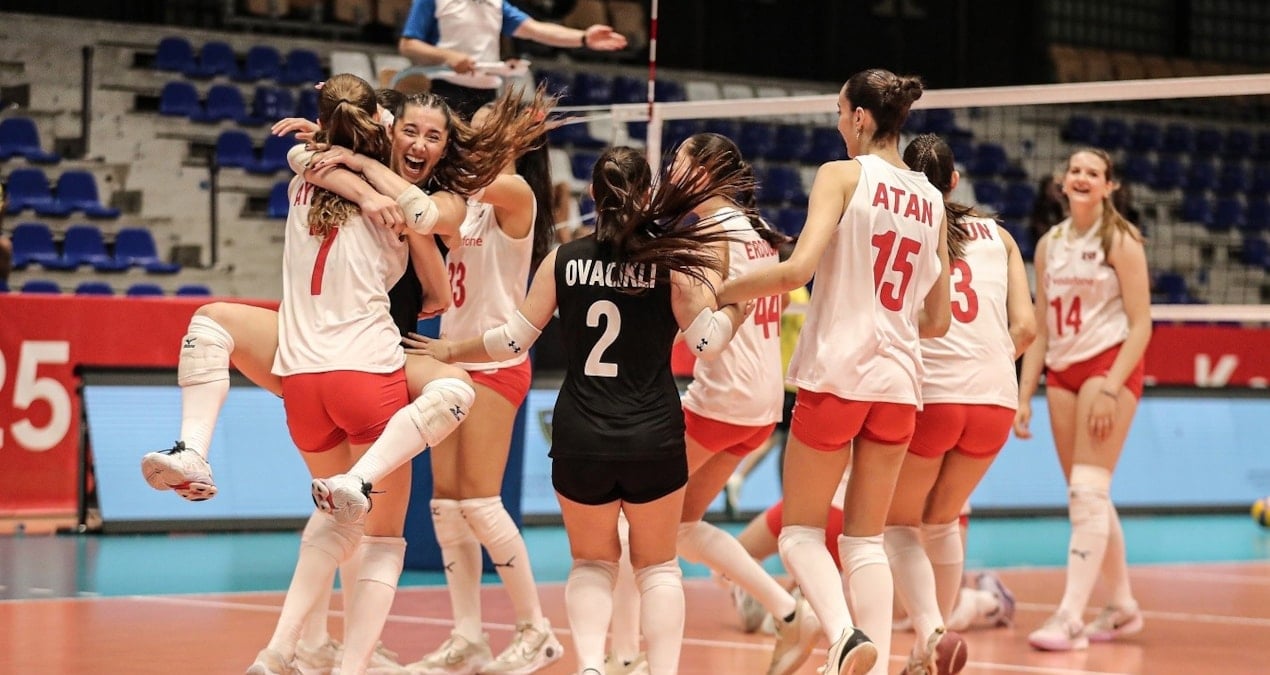 Final Yolunda Türk Milli Takımları: 2025 Avrupa Şampiyonası’nda Tarihi Fırsat!
A Milli Kadın Basketbol Takımımız, 2025 FIBA Avrupa Şampiyonası’nda çeyrek finalde mücadele ederek önemli bir başarıya imza attı[4][5]. Futbol ve basketbol milli takımlarımız, 2025 Avrupa Şampiyonaları’nda gruplarını geçerek üst turlara yükselme şansını yakaladı[1][3]. Voleybol A Milli Takımımız ise 2025 Milletler Ligi’nde üç farklı kıtada 12 maç oynayarak finallere katılma yolunda kararlı ilerliyor[1].