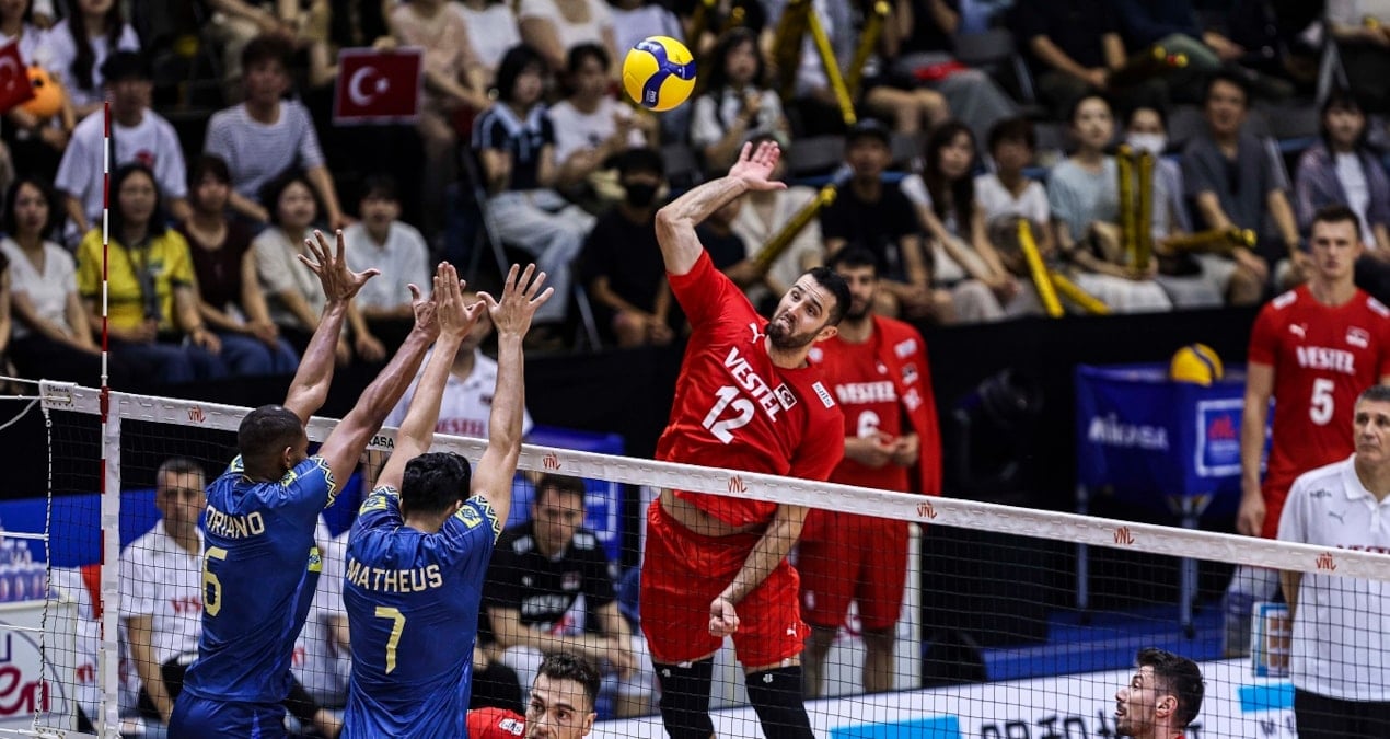 Filenin Efeleri VNL 2025’te Brezilya ile Sert Mücadelede 3-1 Mağlup Oldu
Anahtar İyileştirmeler

Anahtar Kelimeler: "VNL 2025" ve "sert mücadele" ile turnuva adı ve maçın rekabetçi dinamikleri vurgulandı.  
SEO Optimizasyonu: "3-1" skoru başlıkta öne çıkarılarak arama motoru odaklılık sağlandı.  
Duygusal Çekicilik: "Sert mücadele" ifadesi okuyucuda merak uyandırırken Türkiye’nin direncini ima ediyor.  

Nihai Başlık:
"Filenin Efeleri, VNL 2025’te Brezilya’ya Sert Mücadelede 3-1 Mağlup Oldu" [1][3]