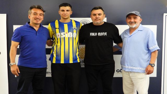 Alihan Kazmaz, Etimesgutspor'a Transfer Oldu! Genç Stoper Yuvaya Döndü[1][2][5]
Etimesgutspor, 2025-2026 sezonu öncesi savunmasını güçlendirmek için genç yetenek Alihan Kazmaz'ı Nevşehir Belediyespor'dan kadrosuna kattı[1][5]. 2003 doğumlu stoper, geçtiğimiz sezon gösterdiği performansla dikkat çekerken, sarı-lacivertli ekibin savunma hattına önemli bir katkı sağlayacak[2][5]. Transferin resmi duyurusu kulübün sosyal medya hesapları ve resmi sitesinde coşkuyla paylaşıldı[1][2][5].  
Detaylar:  

Menşei: Nevşehir Belediyespor (2024-2025 sezonu)[1][5]  
Pozisyon: Stoper[1][4]  
Yaş: 22 (2003 doğumlu)[1][5]  
Kulüp Hedefi: Savunma hattında genç ve dinamik yapı oluşturmak[2]  

Etimesgutspor taraftarı, genç stoperin takıma katılımını sosyal medyada büyük bir coşkuyla karşıladı[2][5].