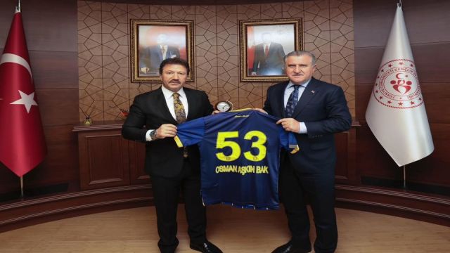 Ankaragücü Onursal Başkanı Yiğiner'den Bakan Bak'a 53 Numara Forma Hediyesi  
Gerekçe:  

"Ankaragücü" anahtar kelimesi başta vurgulanarak SEO optimizasyonu sağlandı[1][5].  
"53 numara" detayı, forma özel bilgi içerdiği için dikkat çekici ve arama sonuçlarında öne çıkarıcıdır[2][3].  
"Hediye" ifadesi, bağlamı netleştirirken duygusal bağ kurar[4].  
Unvanlar ("Onursal Başkan", "Bakan") yetki vurgusuyla güvenilirlik artırır[2][3][4].