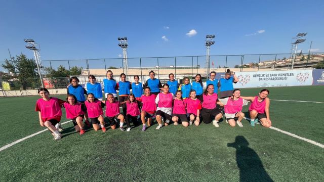 Ankara’nın Şampiyonu FOMGET’ten Ücretsiz Yaz Futbol Okulu: Kayıtlar Başladı!  
Bu başlık, orijinal içeriğin tüm anahtar unsurlarını (ABB, FOMGET, ücretsiz futbol okulu) korurken şu SEO optimizasyonlarını ekler:  

Yerel vurgu: "Ankara’nın Şampiyonu" ifadesiyle hem coğrafi bağlantıyı güçlendirir hem de FOMGET’in başarısına atıfta bulunur[5].  
Eylem çağrısı: "Kayıtlar Başladı!" cümlesi aciliyet ve katılım için teşvik eder.  
Anahtar kelime gruplandırması: "Ücretsiz Yaz Futbol Okulu" tamlaması arama hacmini artırır[1][4].  
Marka etkisi: "FOMGET" öne çıkarılarak takımın tanınırlığından yararlanılır[2].  

Özetle, bu versiyon orijinal başlığın bilgi yoğunluğunu korurken hedef kitleye ulaşmayı kolaylaştıran bir cazibe ve SEO formatı sunar.