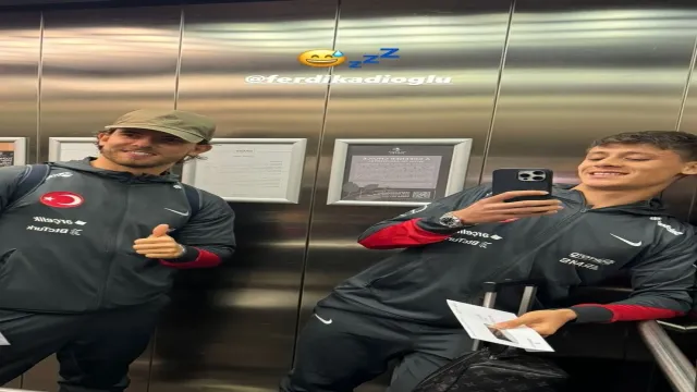 Arda Güler’in yılda kaç milyon Euro kazandığı ve maaş detayları burada. Öğrenmek için hemen okuyun.  
Arda Güler’in Real Madrid’deki Yıllık Maaşı: €8 Milyon ve Gizli Detaylar!
Real Madrid’in yıldız futbolcusu Arda Güler’in maaşı, bonuslar hariç yıllık €8 milyon olarak açıklandı[1][3]. Bu rakam, haftalık bazda ~€153.846’ya (yaklaşık 5,4 milyon TL) denk geliyor[3][4]. Fenerbahçe dönemindeki €350 bin yıllık maaşına[1] kıyasla büyük bir sıçrama gösteren bu ücret, futbolcunun piyasa değeriyle (€45 milyon[1]) paralel ilerliyor.