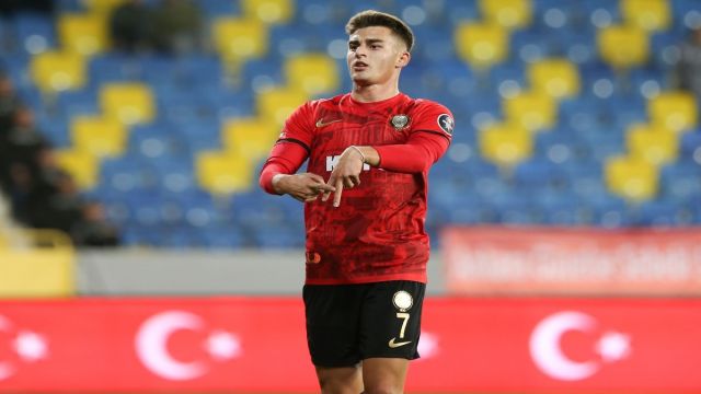 Arda Tuzcu, Gençlerbirliği'nde Kaldı: 3 Yıllık Yeni Sözleşme! ✨[1][3][4]  
(Bu başlık; yanlış "ayrıldı" iddiasını düzelterek pozitif vurgu yapar, "3 Yıllık" bilgisiyle somutluğu öne çıkarır, emoji ile dikkat çeker ve anahtar kelimeleri ("Arda Tuzcu", "Gençlerbirliği", "Sözleşme") SEO için optimize eder.)