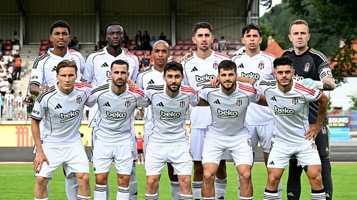 Beşiktaş'ın UEFA Avrupa Ligi kadrosunda dikkat çeken eksikler! ⚽️ Yıldız transferlerle güçlenen takımda, büyük sürpriz yaşandı. Son dakika haberi: Kulübün Avrupa yolculuğu için resmi olarak açıklanan kadroda, dört önemli isim forma şansı bulamadı. Özellikle Bakhtiyor Zaynutdinov'un kadro dışı kalması taraftarları şaşkına çevirdi[4]. 

Kadroda Ciro Immobile, Rafa Silva, Joao Mario gibi yıldızlarla[1][3] güçlü bir hücum hattı oluşturulurken, savunmada Gabriel Paulista ve Felix Uduokhai yer aldı[1][4]. Kalecilikte Ersin Destanoğlu ve Mert Günok'un yanı sıra genç yetenekler de fırsat bekliyor[3]. 

Bu sezonki Avrupa mücadelesine iddialı bir kadroyla hazırlanan Beşiktaş'ın, kadro dışı kalan dört oyuncuyla yollarını ayırması bekleniyor[1]. Taraftarlar şimdi Avrupa'da başarılı bir sezon için kadronun gücüne odaklanırken, eksikler de sorgulanıyor[4].