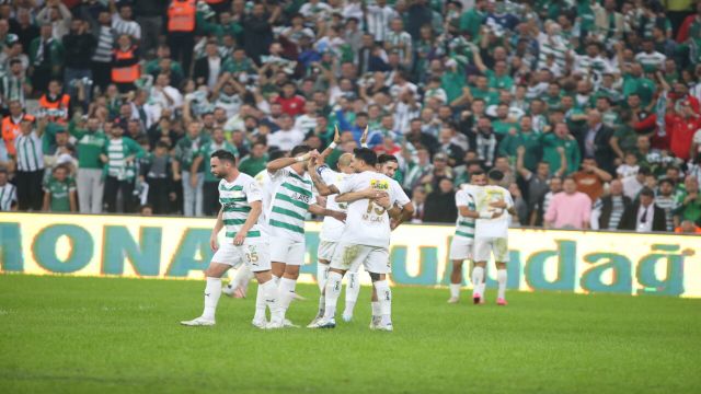 Bursaspor 5. Galibiyetle Liderliğe Oturdu: 16 Puan! 1 Bursaspor 5. Galibiyetle Liderliğe Oturdu: 16 Puan!