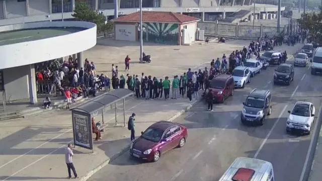 Bursaspor Taraftarları, Maç Biletleri İçin Gişe Önünde Uzun Kuyruklar Oluşturdu 1 Bursaspor Taraftarları, Maç Biletleri İçin Gişe Önünde Uzun Kuyruklar Oluşturdu