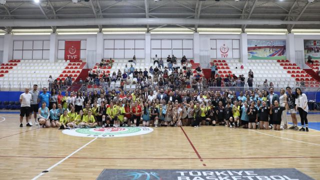 <h2>Etimesgut Belediyesi Gelişim Spor Kulübü 2. Geleneksel Altyapı Voleybol Turnuvası'na Ev Sahipliği Yaptı!</h2>
<p>Turnuva, genç sporcuların yeteneklerini sergilediği ve yerel sporun gelişimine katkı sağlayan önemli bir organizasyon olarak dikkat çekti. Katılımcılar arasındaki rekabet ve coşku, etkinliğin başarısını vurguladı. </p>
<p><strong>Anahtar Özellikler:</strong> </p>
<ul>
<li><strong>Genç Yetenekler Ön Planda:</strong> Altyapı oyuncularının performansı turnuvaya damgasını vurdu. </li>
<li><strong>Yerel Spora Destek:</strong> Etimesgut bölgesinde spor kültürünün güçlenmesine katkı sağlandı. </li>
<li><strong>Geleneksel Organizasyon:</strong> İkinci kez düzenlenerek kalıcı bir etkinik kimliği kazandı. </li>
</ul>
<p>Bu etkileyici turnuva, takımların mücadelesi ve taraftar katılımıyla gelecek yıllarda da sürdürülmesi hedeflenen bir geleneğin temelini attı.</p> 3 Etimesgut Belediyesi Gelişim Spor Kulübü 2. Geleneksel Altyapı Voleybol Turnuvası’na Ev Sahipliği Yaptı!
Turnuva, genç sporcuların yeteneklerini sergilediği ve yerel sporun gelişimine katkı sağlayan önemli bir organizasyon olarak dikkat çekti. Katılımcılar arasındaki rekabet ve coşku, etkinliğin başarısını vurguladı.
Anahtar Özellikler:
Genç Yetenekler Ön Planda: Altyapı oyuncularının performansı turnuvaya damgasını vurdu.
Yerel Spora Destek: Etimesgut bölgesinde spor kültürünün güçlenmesine katkı sağlandı.
Geleneksel Organizasyon: İkinci kez düzenlenerek kalıcı bir etkinik kimliği kazandı.
Bu etkileyici turnuva, takımların mücadelesi ve taraftar katılımıyla gelecek yıllarda da sürdürülmesi hedeflenen bir geleneğin temelini attı.