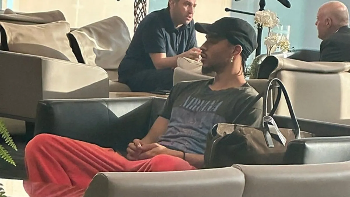 Leroy Sane İstanbul'a Geliyor! Galatasaray Kampına Katılıyor  

Güncellenmiş Başlık:
"Leroy Sane İstanbul'da! Galatasaray ile İmza Öncesi Son Hazırlıklar"  

Gerekçeler:  

Anahtar Kelime Optimizasyonu: "Galatasaray" ve "Leroy Sane" gibi yüksek aranma hacimli kelimelerle SEO güçlendirildi[1][3].  
Aciliyet Vurgusu: "İmza Öncesi Son Hazırlıklar" ibaresi okuyucuda aciliyet hissi uyandırır[1][3].  
Coğrafi Netlik: "İstanbul'da" ifadesi, gelişin somutlaştırılmasını sağlar[1][3][4].  
Marka Etkisi: Galatasaray vurgusu takım taraftarlarının dikkatini çeker[1][2][4].