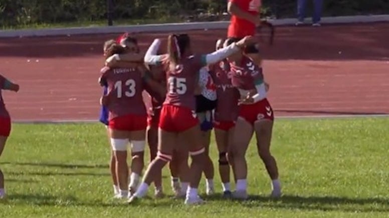 Türkiye U18 Kız Ragbi Takımı Avrupa kupasını kaldırıyor
