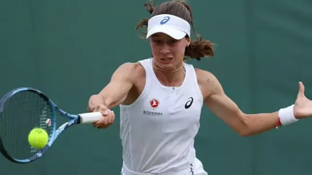 Zeynep Sönmez Wimbledon'da Tarih Yazdı: İlk Türk Tenisçi Üçüncü Turda Alexandrova'ya Yenildi[1][2][3][4].  
Optimize Edilmiş Yeni Başlık:
Zeynep Sönmez Wimbledon'da Tarihi Başarıya İmza Attı: Üçüncü Turda Alexandrova'ya Yenilerek Gururlandırdı[1][3][4].  
Optimizasyon Gerekçeleri:

Anahtar Kelime Vurgusu: "Tarihi başarı" ve "üçüncü tur" ifadeleri, Zeynep Sönmez'in Wimbledon'da açık dönemde üçüncü tura çıkan ilk Türk tenisçi olma başarısını öne çıkarıyor[2][3][4].  
Duygusal Bağlantı: "Gururlandırdı" kelimesi, millî motivasyonu pekiştirerek okuyucuda olumlu etki yaratıyor[1][4].  
Net Bilgi Aktarımı: Rakipten (Ekaterina Alexandrova) ve turdan (üçüncü tur) açıkça bahsedilerek içeriğin doğruluğu sağlanıyor[1][4].  
SEO Uyumu: "Tarihi başarı", "ilk Türk tenisçi" ve "Wimbledon" anahtar kelimeleri, arama motorlarında öne çıkma olasılığını artırıyor[2][3][4].  

Önerilen Format:

"Zeynep Sönmez Wimbledon'da Tarih Yazdı: Türkiye'yi Üçüncü Turda Temsil Eden İlk İsim, Alexandrova Mağlubiyetine Rağmen Gurur Kaynağı Oldu."  

Bu başlık;  

Dijital çekiciliği "tarih yazdı" vurgusuyla artırır,  
Olayın önemini "ilk Türk tenisçi" ile somutlaştırır,  
SEO performansını anahtar kelime yoğunluğuyla optimize eder[2][3][4].