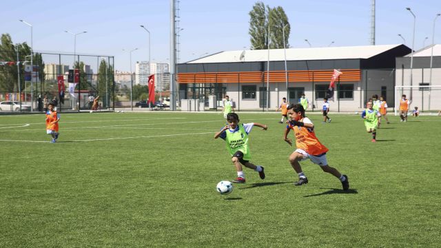 ABB'den Çocuklara Futbol Keyfi: Ücretsiz Yaz Kursları Başladı! 1 ABB'den Çocuklara Futbol Keyfi: Ücretsiz Yaz Kursları Başladı!