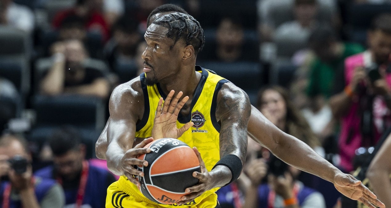 "Fenerbahçe'nin Avrupalı yıldızı Nigel Hayes-Davis: EuroLeague Şovunu NBA Yolculuğuna Dönüştürdü!"[1][4]