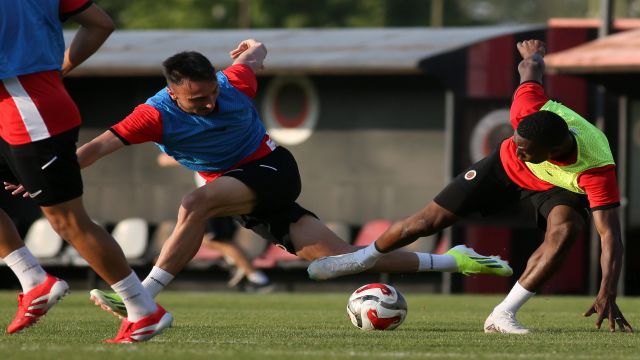 Süper Lig 2025-2026 Sezonu Başlıyor! Açılış Haftası Programı ve Galatasaray, Beşiktaş, Fenerbahçe Maç Tarihleri
Süper Lig'de Yeni Sezon Heyecanı
Türkiye Futbol Federasyonu (TFF), 2025-2026 sezonunun ilk iki hafta programını açıkladı. Ligin açılış mücadelesi 8 Ağustos Cuma günü Gaziantep FK ile Galatasaray arasında oynanacak[1][3]. Takımlar sezona şu maçlarla başlayacak:  
İlk Hafta Öne Çıkan Karşılaşmalar (8-11 Ağustos 2025):  

Galatasaray: Gaziantep FK ile deplasmanda  
Fenerbahçe: Alanyaspor ile home maçında[1][3]  
Beşiktaş: Kayserispor ile deplasmanda  

İkinci Hafta Dikkat Çeken Maçlar (15-18 Ağustos 2025):  

Galatasaray: 15 Ağustos'ta Fatih Karagümrük ile Rams Park'ta  
Beşiktaş: 16 Ağustos'ta İKAS Eyüpspor ile Beşiktaş Park'ta  
Fenerbahçe: 17 Ağustos'ta Göztepe ile deplasmanda[1]  

Gençlerbirliği'nin İlk İki Hafta Programı
Eryaman Stadyumu'nda oynayacak Gençlerbirliği:  

Hafta (10-11 Ağustos): Antalyaspor ile tarih/saat güncellenecek  
Hafta (15-18 Ağustos): Detaylar açıklandığında güncellenecek[1]  

Not: Maç saatleri, Avrupa kupalarına katılan takımların programına göre revize edilebilir.