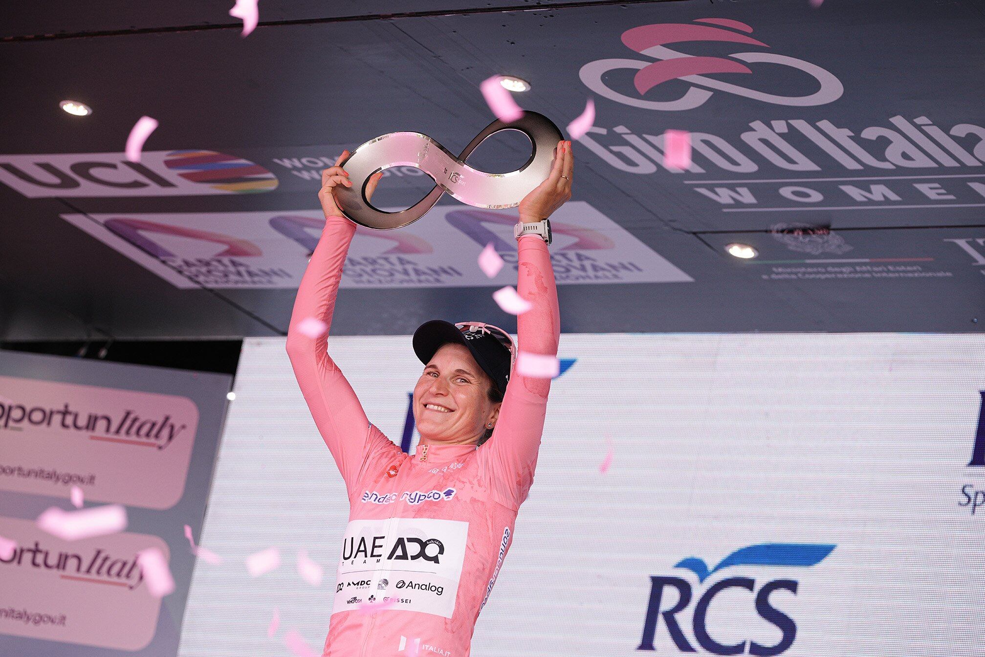 Longo Borghini, con el trofeo de campeona del Giro Women 2025.