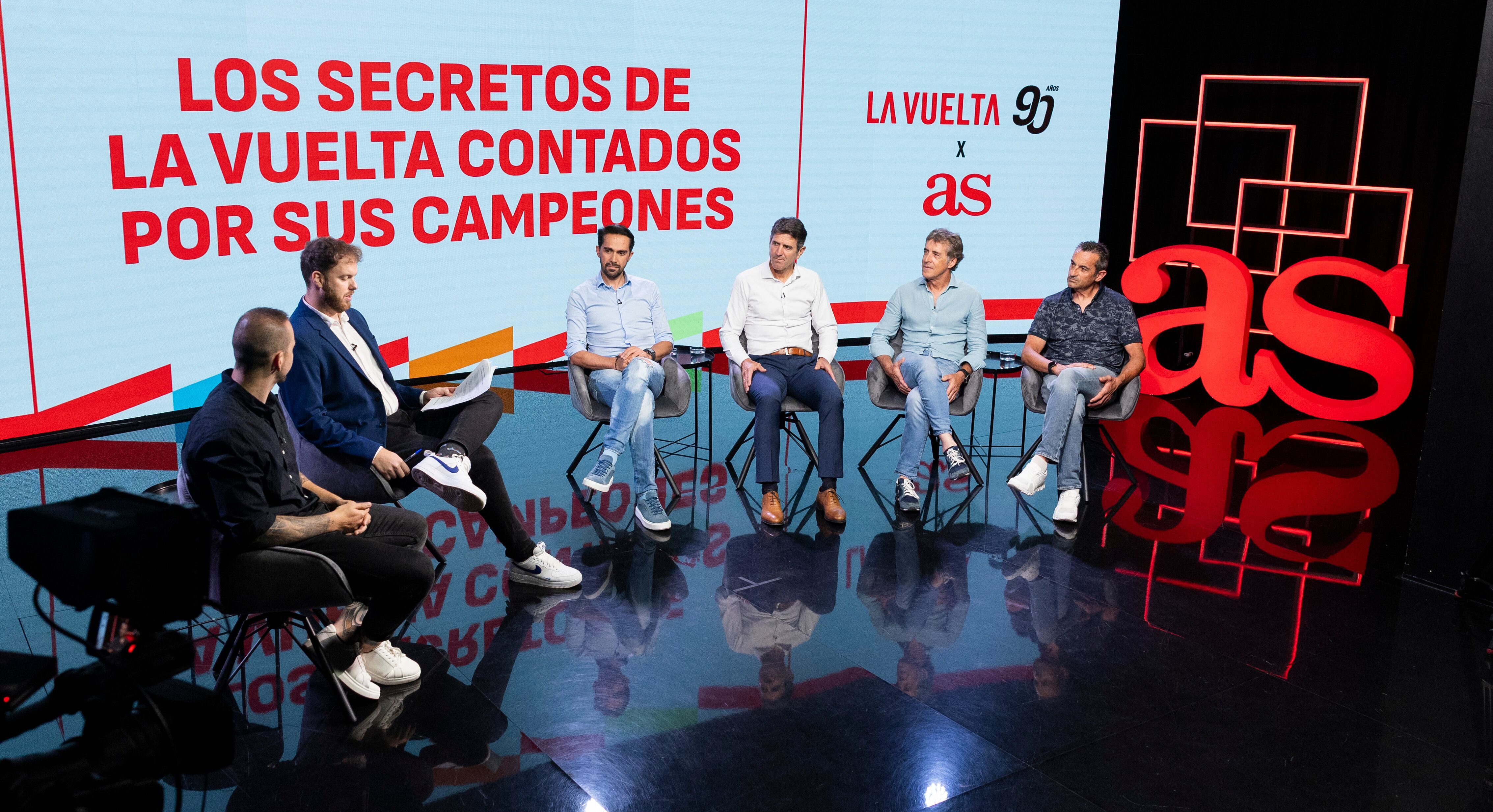 Hugo Palomar y Dani Miranda, de AS, con Alberto Contador, Abraham Olano, Pedro Delgado y Melcior Mauri