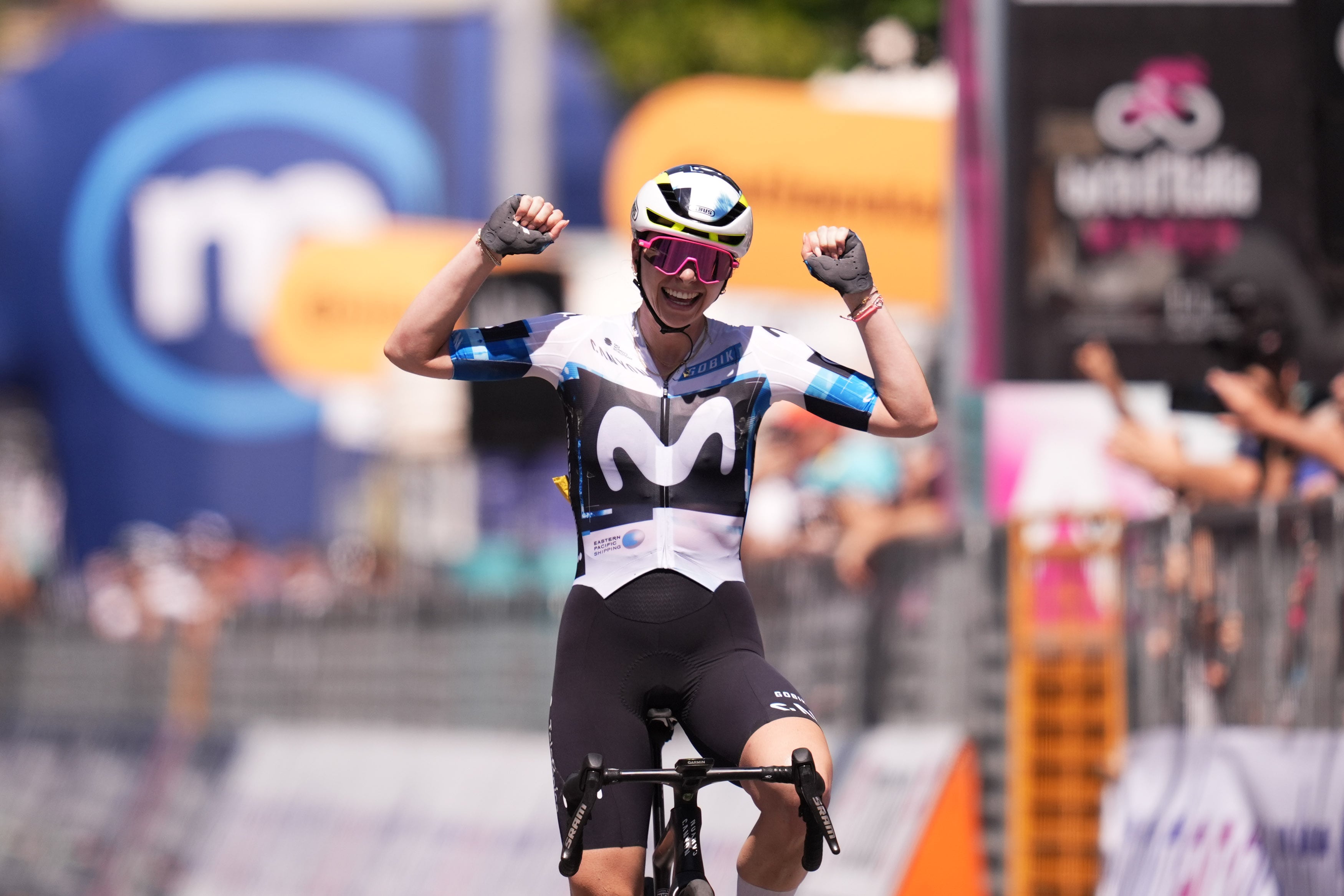Lipper celebra su triunfo en la 6ª etapa del Giro Women.