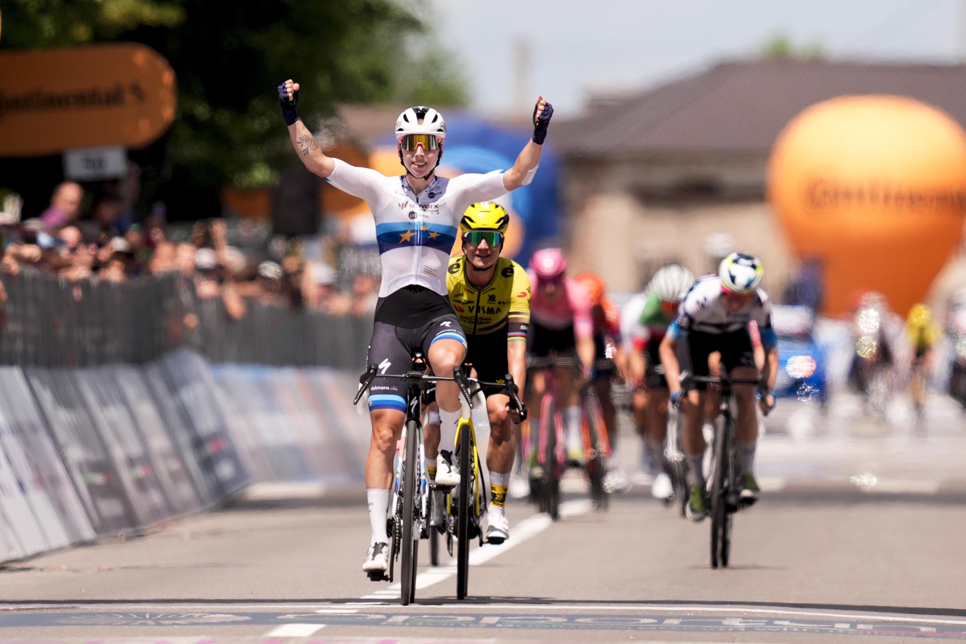 Lorena Wiebes entra victoriosa en meta al dominar el esprint.