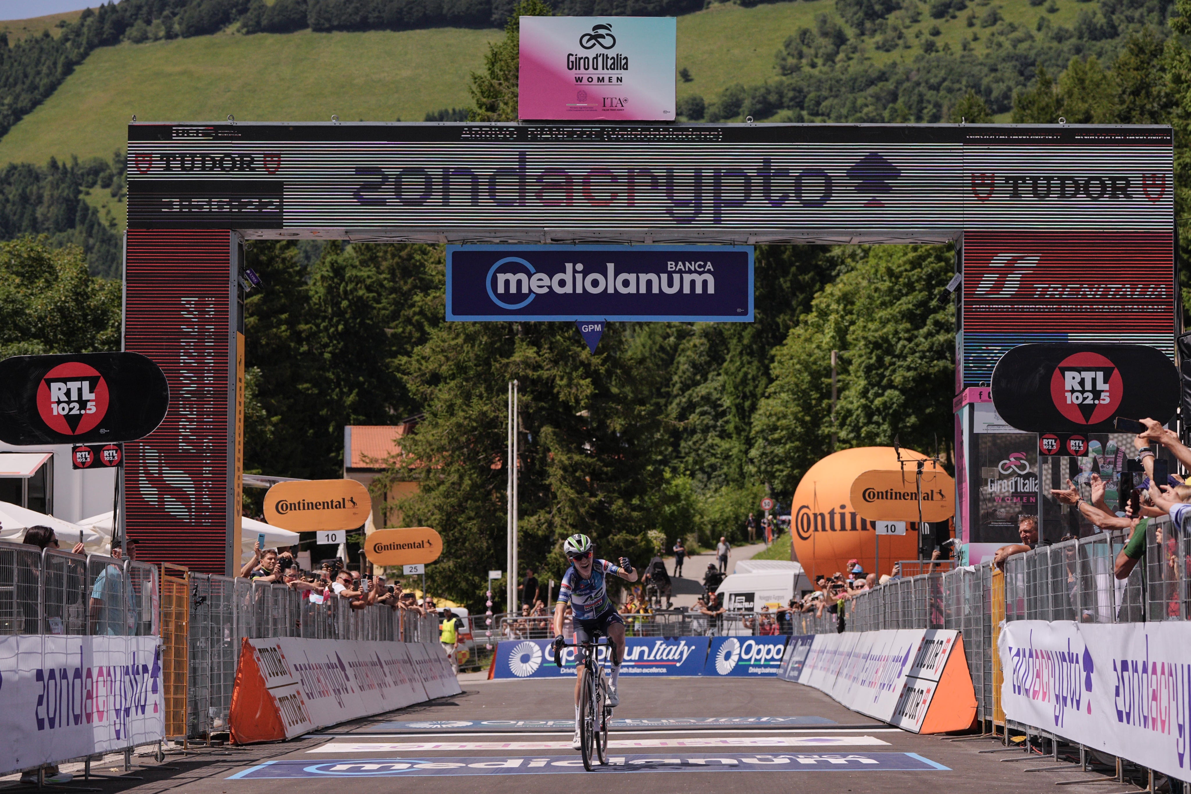 Gigante celebra su triunfo en el Giro Women.