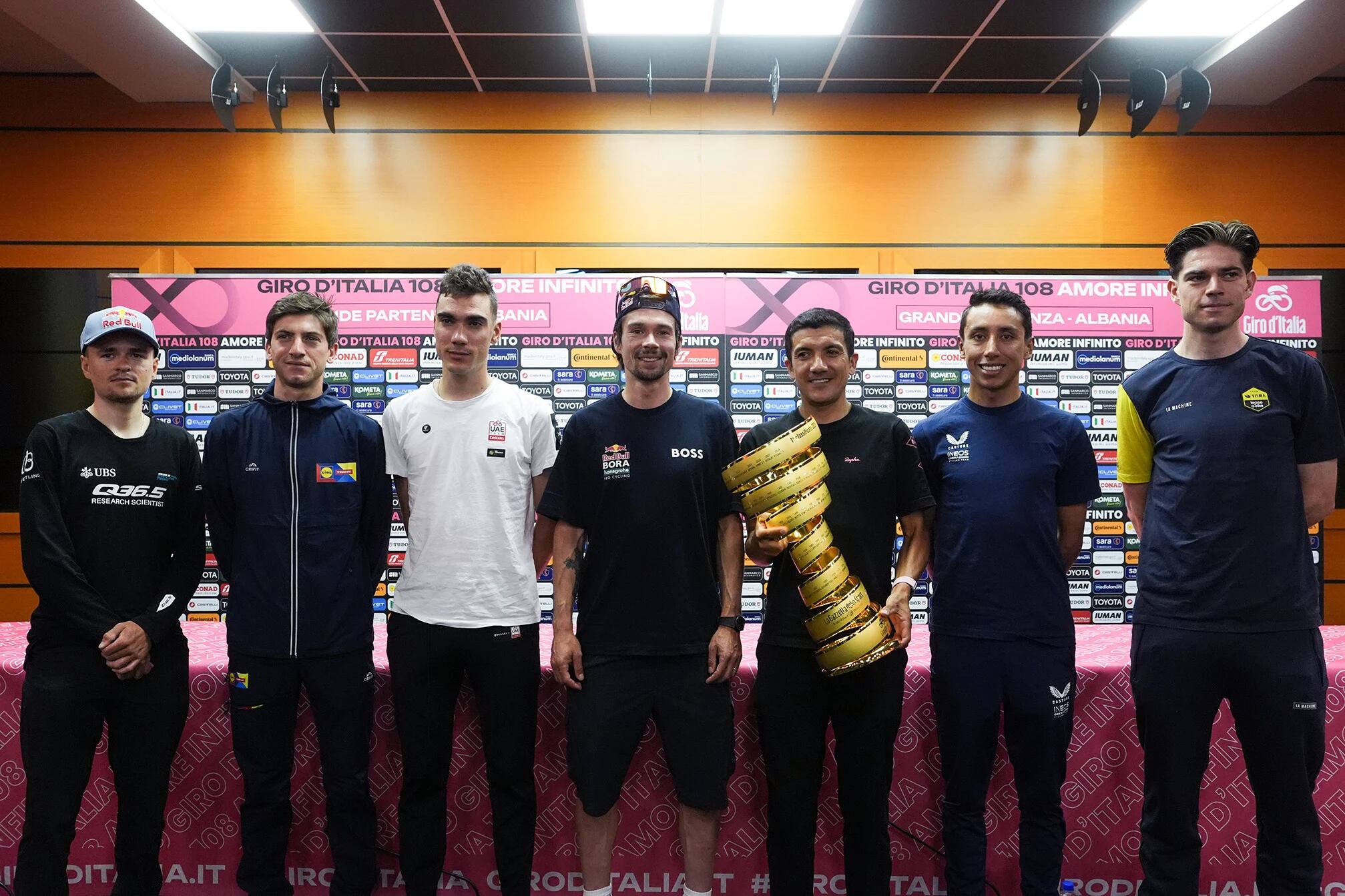 Favoritos del Giro de Italia 2025 en la rueda de prensa en Tirana.